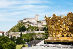La corona dorata della Basilica di Lourdes e ...