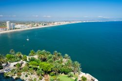 La costa della Comunità Valenciana fotografata dal Castello di Papa Luna, sulla penisola di Peniscola  in Spagna - © Alexander Tihonov / Shutterstock.com