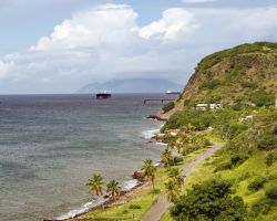 La costa di Sint Eustatius (Piccole Antille Caraibi) - Una vista panoramica così, ricorda i versi dei romanzi di James Joyce di un'Irlanda ricca di contrasti tra mare e montagne, ...