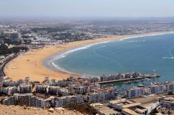 La costa e la grande spiaggia che si estende per chilometri a sud del centro di Agadir, costeggiando l'Oceano Atlantico del Marocco. Molti appassioanti di surf e windsurf scelgono questo ...