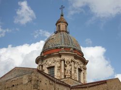 La cupola della chiesa del Carmine Maggiore di Palermo, Sicilia. La chiesa, realizzata dai Carmelitani nel quartiere normanno di Albergheria, ha alle spalle una lunga storia: la versione originaria ...