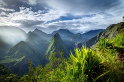 Isola de la Réunion, Francia d'oltremare: la depressione vulcanica del Circo di Mafate, originato da un crollo del vulcano Piton des Neiges, è tra le mete naturalistiche più ...