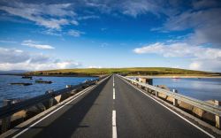 La diga del golpo Scapa Flow, sormontata da una strada, si trova sulle isole Orcadi in Scozia - © Daniele Carotenuto / Shutterstock.com