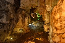 La discesa dentro la grotta a Gua Tempurung: la scala che si snoda nell'enorme grotta dà il senso delle proporzioni di questa incredibile fomazione carsica dello Stato del Perak, ...