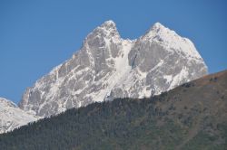 La doppia cima del monte Ushba, alto 4.710 metri è una delle cime più difficili del Caucaso. Siamo nello Svaneti, in Georgia, e abbiamo fotografato la montagna lungo la strada ...