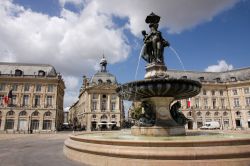 La fontana di Place de la Bourse si trova in centro a Bordeaux in Francia - © Steve Faber / Shutterstock.com