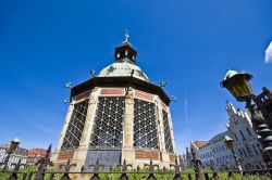 La fontana di Wismar al centro della enorme Marktplatz. Questa piazza è la più grande del nord della Germania - © Jule_Berlin / Shuterstock.com