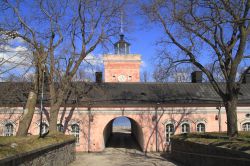 La fortezza Suomenlinna si trova vicino a Helsinki, al largo della capitale della Finlandia - © Rudolf Tepfenhart / Shutterstock.com