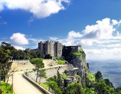 Nei pressi di Erice (Trapani, Sicilia), sull'omonimo monte, si erge la fortezza di Venere: in posizione isolata rispetto al borgo, regala un magnifico panorama sulla costa da Trapani fino ...