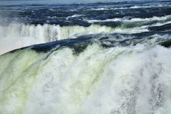 Foto ravvicinata delle cascate deil fiume Iguassu ...