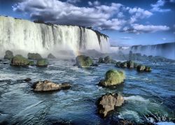 La grande portata di acqua delle cascate di Iguazù ...