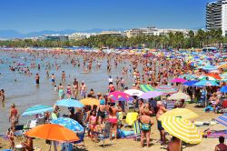 La grande spiaggia di Salou, in Costa Daurada, è frequentata dagli abitanti di Trerragona, e si affolla di turisti in alta stagione. Siamo in Catalogna, nella Spagna nord orientale - nito ...