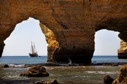 La grotta marina con spiaggia sotterranea di Sagres in Portogallo  - © rui vale sousa / Shutterstock.com