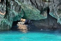 La grotta verde di Capri, dove è possibile fare snorkeling