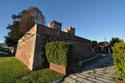 La imponente cinta muraria del Castello Bevilacqua, che venne eretto nella prima metà del 14° secolo