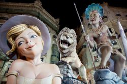 La magia de Las Fallas, i cosiddetti "monumenti" che vengono bruciati a Valencia - © Pabkov / Shutterstock.com 