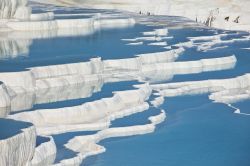 La magia delle vasche naturali di Pamukkale in Turchia, Patrimonio dell'UNESCO assieme al vicino sito archeologico di Hierapolis - © Galyna Andrushko / Shutterstock.com