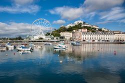 Foto panoramica della marina di Torquay, Inghilterra - Terzo insediamento per numero di abitanti della contea di Devon, la città di Torquay è situata nella parte sud occidentale ...