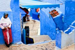 Uno scorcio della medina blu di Chefchaouen in marocco - © Zzvet / Shutterstock.com 