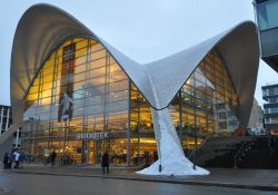 La moderna biblioteca di Tromso in Norvegia