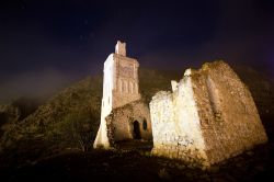 La cosiddetta "moschea spagnola" vicino a Chefchaouen, Marocco, fotografata di notte  - © Mikadun/ Shutterstock.com