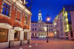 La piazza del Municipio di Riga. La capitale della Lettonia alla sera offre tutta la magia del suo centro storico, perfettamente conservato che l'UNESCo ha riconosciuto come un Patrimonio ...