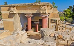 La porzione più famosa del palazzo di Cnosso, Creta - Colonne e capitelli ancora ben conservati si ergono fra le rovine di questo importante sito archeologico  © eFesenko / ...