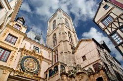 La scenica Rue du Gros Horologe si trova in centro a Rouen  inFrancia - © VLADJ55 / Shutterstock.com