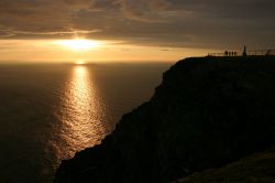 La scogliera di Capo Nord  a picco sull'oceano artico: siamo a Nordkapp sulla punta più settentrionale della Norvegia, e stiamo assistendo allo spettacolo naturale del sole di ...