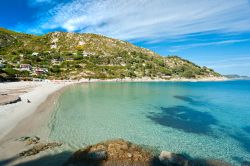 La spiaggia di Fetovaia, nella parte sud-occidentale dell'Isola d'Elba, è tra le spiagge più belle dell'Arcipelago Toscano, con sabbia granitica a grana grossa, abbracciata ...
