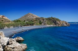 La spiaggia di Mavra Bolia sull'isola di Chios (Grecia nord-orientale) è meglio nota come "spiaggia dei ciottoli neri", per i suoi sassi scuri generati dall'attività ...
