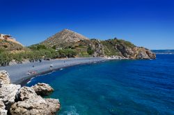 La spiaggia di Mavra Bolia sull'isola di Chios (Grecia nord-orientale) è meglio nota come "spiaggia dei ciottoli neri", per i suoi sassi scuri generati dall'attività ...