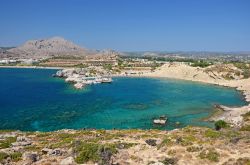 La spiaggia della baia di Kolymbia a Rodi, Grecia - A poco meno di 30 chilometri a sud della città di Rodi, Kolymbia è una spiaggia di ghiaia e sabbia: piuttosto tranquilla, ha ...