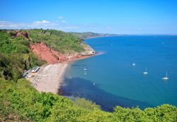 Babbacombe Beach a Torquay, Inghilterra - I turisti che decidono di trascorrere qualche giorno a Torquay possono scegliere di rilassarsi al sole del litorale inglese fra acque cristalline e ...