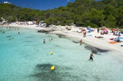 Cala Turqueta (Cala en Turqueta in minorchino) si trova nella parte sud-occidentale di Minorca. Raggiungibile a piedi da Ciutadella, attraverso il Camì de San Jaon de Missa, ha una sabbia ...