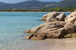 La spiaggia di Santa Giulia di trova a sud di Porto Vecchio in Corsica. Le acque calme. e che s'approfondiscono con gradualità, la rendono particolarmente adatta alle famiglie con ...