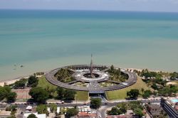 L'albergo Tropical Tambau, dalla particolare forma circolare, domina la spiaggia e la costa di Joao Pessoa in Brasile - © casadaphoto / Shutterstock.com