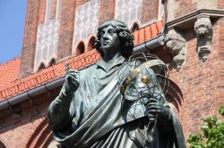 La statua di Niccolò Copernico (Kopernik) in centro a Torun in Polonia. L'astronomo più famoso del mondo nacque a Turonia il 14 febbraio 1473, e fu il padre del sistema eliocentrico, ...