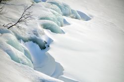 La superficie ghiacciata del lago Tornetrask a Abisko in Svezia