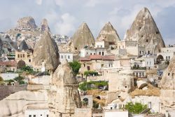 La città di Goreme in Cappadocia, con le tipiche rocce a punta si trova in Turchia - © Asaf Eliason / Shutterstock.com