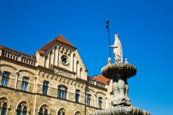 La vecchia Sparkasse di Steyr in Austria. La città è anche famosa per il Santuario Christkindl e per il suo mercatino di Natale - © Lisa S. / Shutterstock.com
