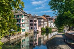 La vecchia Strasburgo si riflette in un canale dell'Alsazia, in Francia - © Leonid Andronov / Shutterstock.com