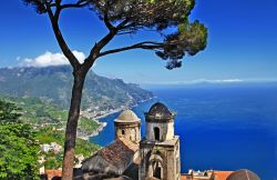 La vista magnifica dal belvedere di Villa Rufolo a Ravello, con panorama che si apre sul golfo di Amalfi - © leoks / Shutterstock.com