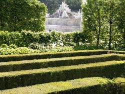 Il labirinto del giardino nascosto del Castello di  Schonbrunn a Vienna - © Dafinka / Shutterstock.com 