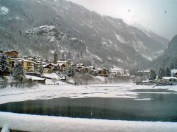 l lago di Carona fotografato durante una nevicata in inverno - © www.comune.carona.bg.it