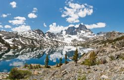 Il lago Garnet nell'Ansel Adams Wilderness. Siamo nella zona del Parco Nazionale di Yosemite, in California, sui percorsi del Pacific crest trail, il lungo sentiero dell'ovest USA, dal ...