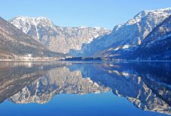 Il lago di Hallstatt (Halstatter See) si trova nel distretto di Gmuden in Alta Austria - © del.Monaco / Shutterstock.com