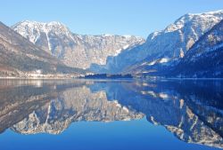 Il lago di Hallstatt (Halstatter See) si trova nel distretto di Gmuden in Alta Austria - © del.Monaco / Shutterstock.com