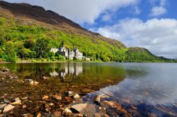 Il lago Kylemore e l'omonima Abbazia che si trova nella contea di Galway, in Irlanda - © Jan Miko / Shutterstock.com