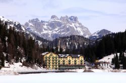 Il lago di  Misurina in inverno. siamo in una delle località dove sciare in Veneto - © mary416 / Shutterstock.com